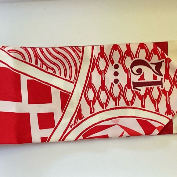 Hermès “Tout en Carré” Maxi Twilly Scarf - Picture 10 of 11